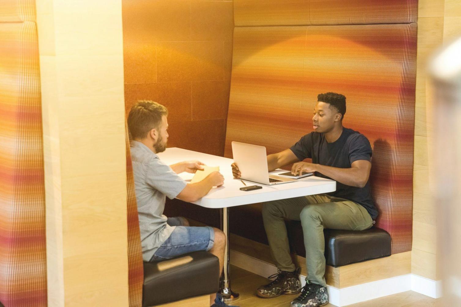 Étudiants collaborant sur un projet de modélisation financière